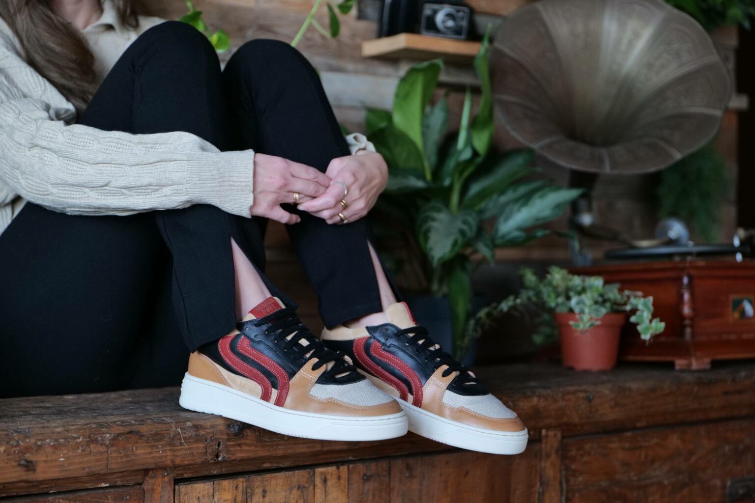 Sneaker Sneark indossate su panca di legno