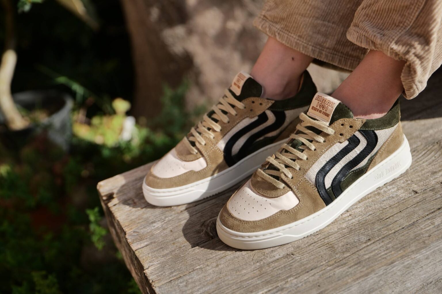 Sneaker Sneark indossate su un tavolo di legno