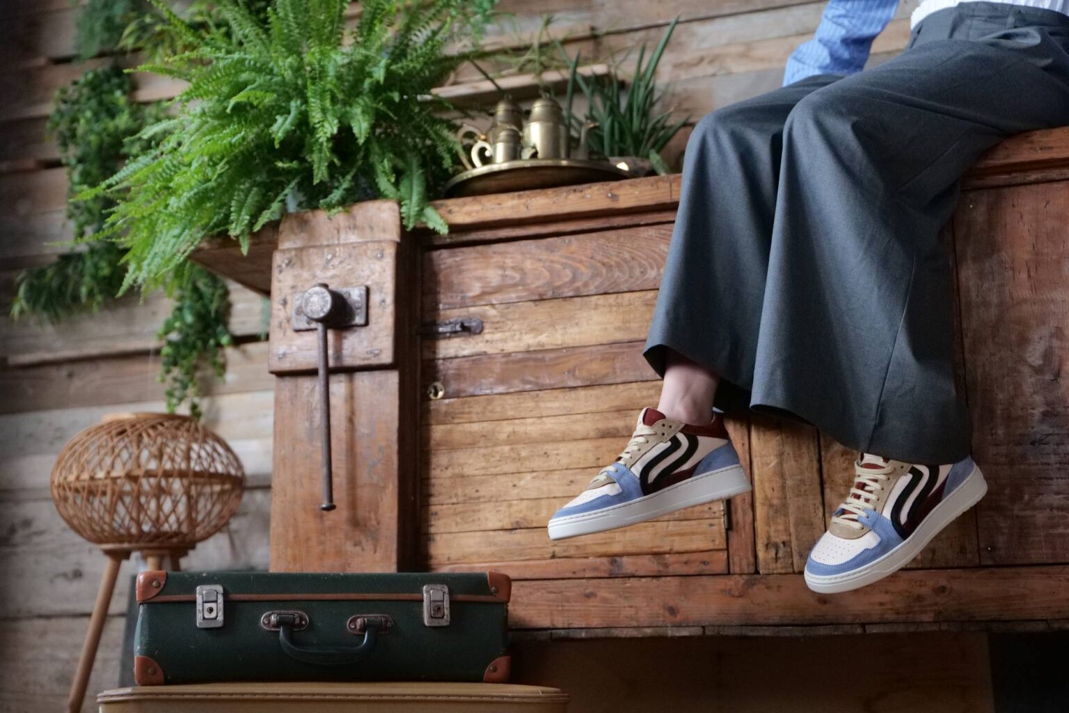 Sneaker Sneark indossate in un interno con piante