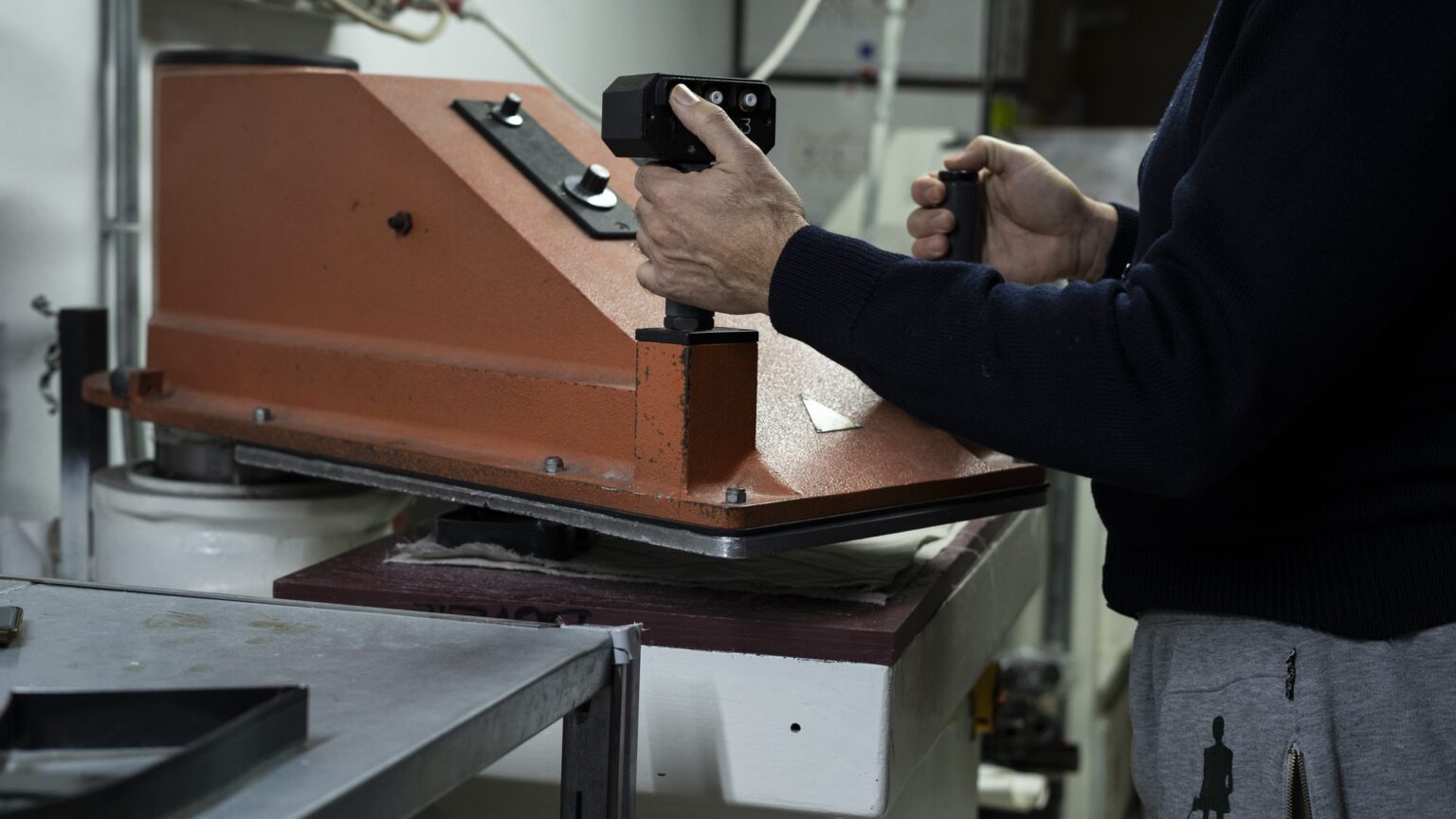 Artigiano alla pressa fustellatrice